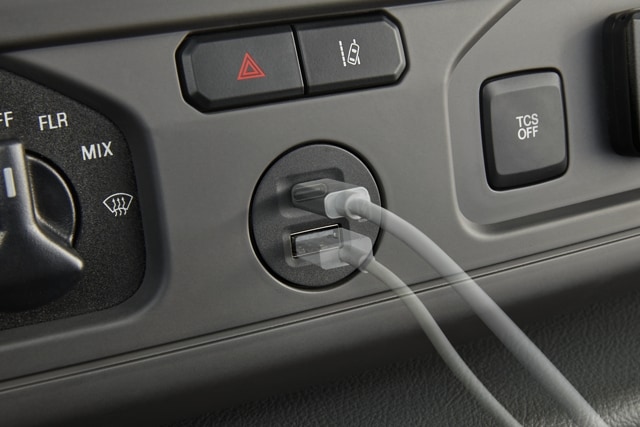 Gros plan sur le double port USB intelligent du fourgon tronqué Ford série E 2026