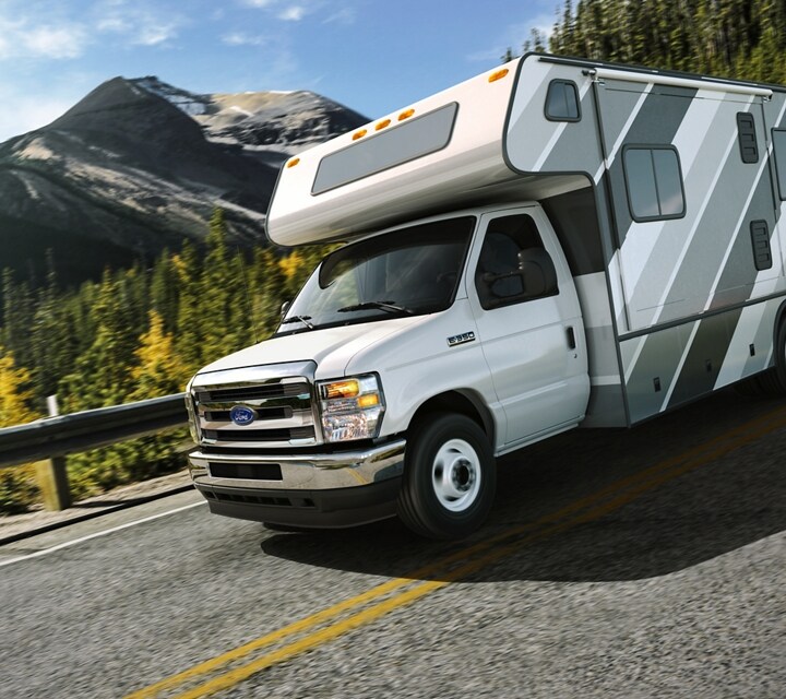 Fourgon tronqué Ford série E 2026 à roues arrière jumelées avec ensemble autocaravane de classe C circulant sur un pont