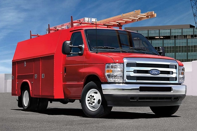 Un fourgon tronqué Ford série E 2026 avec carrosserie modifiée d’entrepreneur