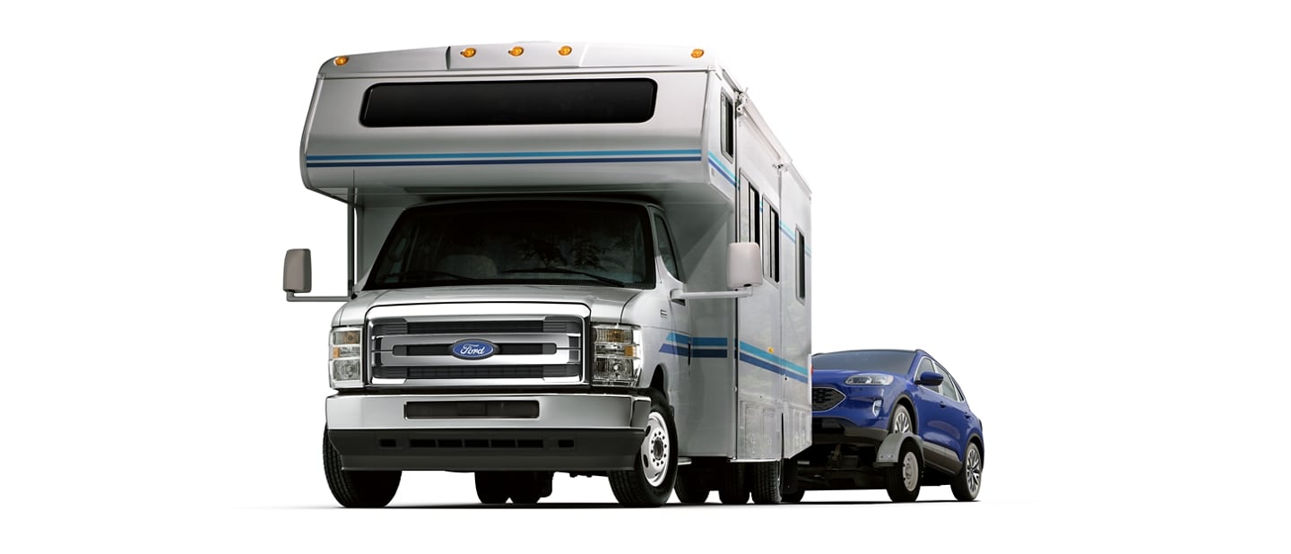 Fourgon tronqué Ford série E 2026 avec ensemble autocaravane de classe C remorquant une voiture