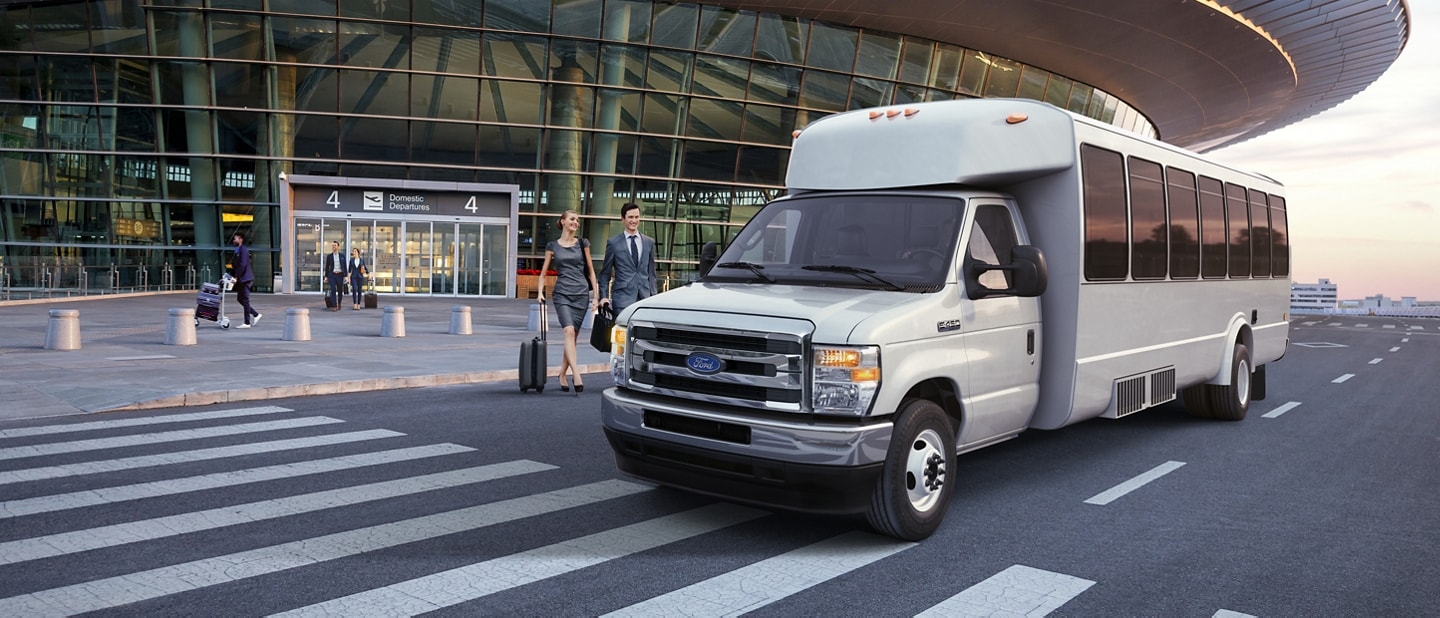 Fourgon tronqué Ford série E 2026 avec carrosserie de bus-navette du marché secondaire circulant près des passagers