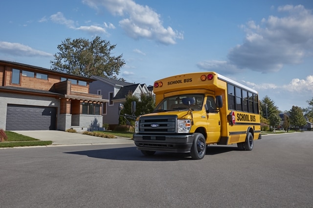 Fourgon tronqué Ford série E 2026 avec carrosserie d’autobus scolaire
