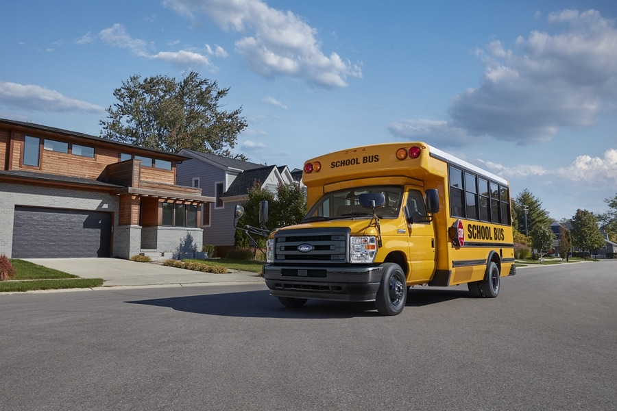 Fourgon tronqué Ford série E 2026 avec carrosserie d’autobus scolaire
