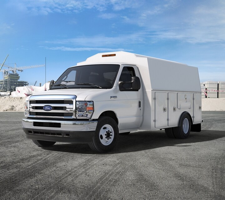 Fourgon tronqué Ford série E 2026 à roues arrière jumelées (RAJ) avec carrosserie modifiée d’entrepreneur