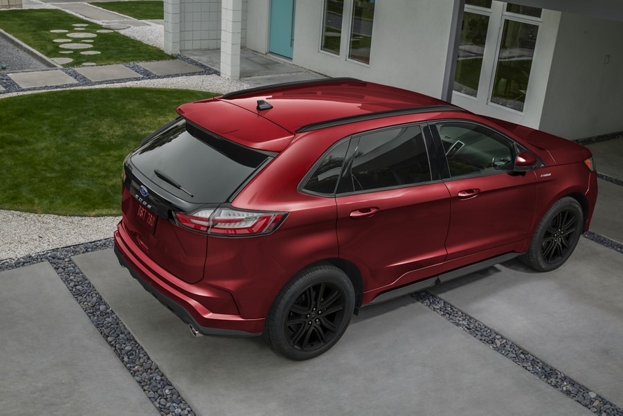 Ford Edge® ST 2023 couleur rouge rapide stationné dans une entrée