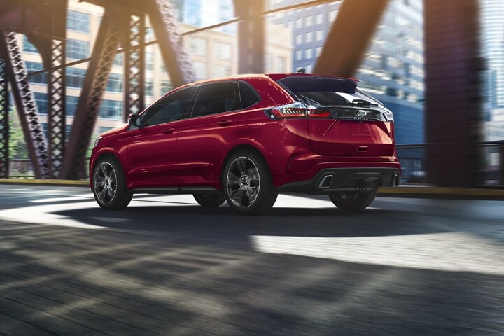 VUS Ford Edge® ST 2023 circulant sur un pont