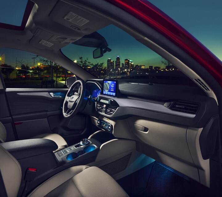 Intérieur du modèle Ford Escape Titanium 2021 à essence montrant l’éclairage ambiant de série