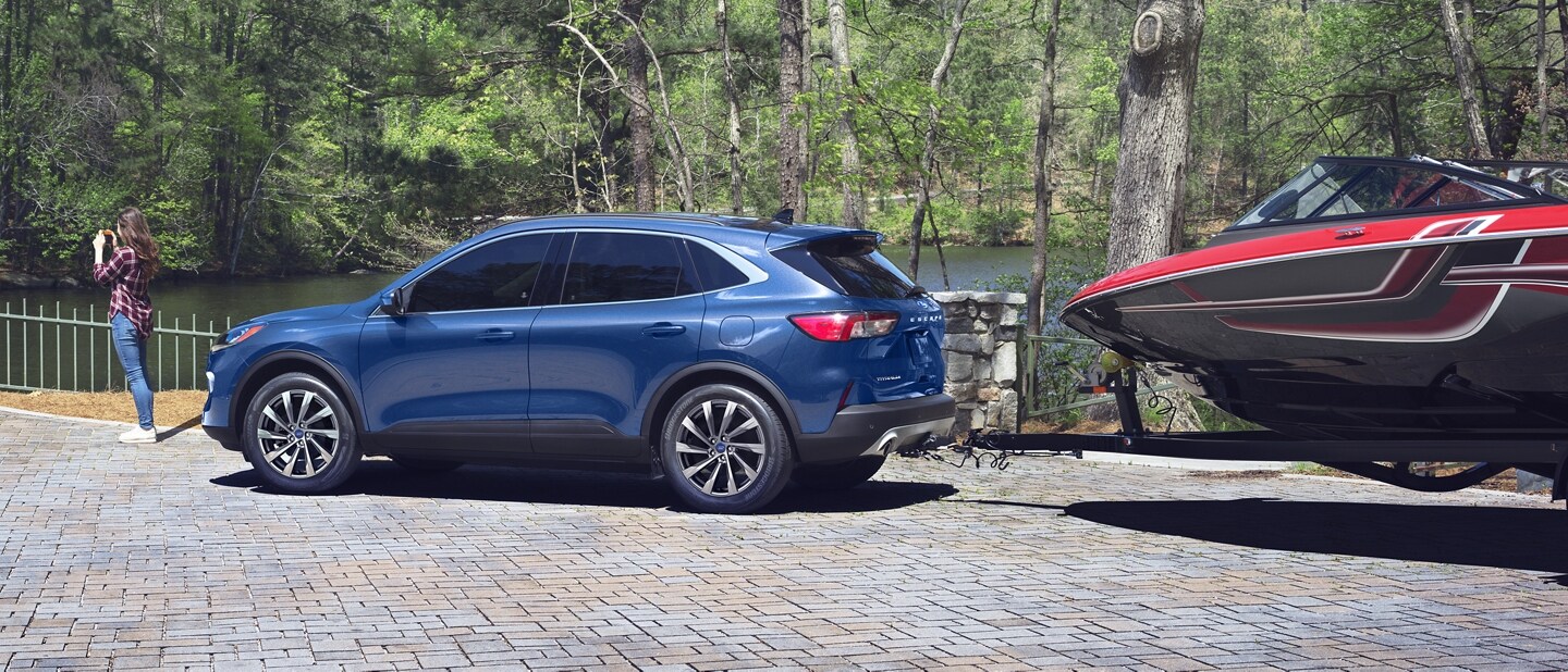 Ford Escape 2022 en bleu Atlas métallisé remorquant un bateau sur une remorque