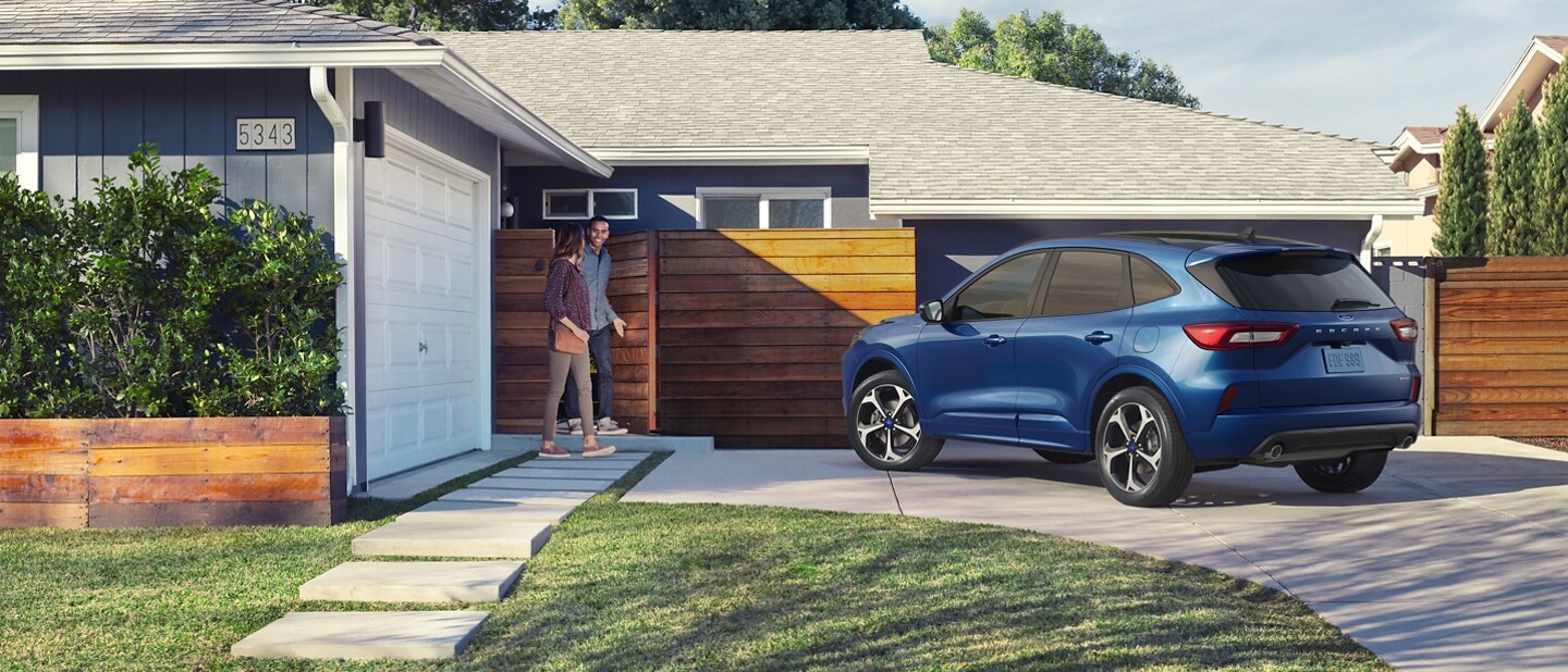 Ford Escape® 2023 couleur bleu Atlas stationné dans une allée