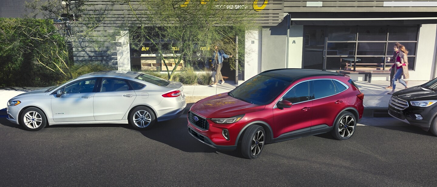 Ford Escape® 2023 de couleur rouge rapide avec vernis teint métallisé reculant dans un espace de stationnement