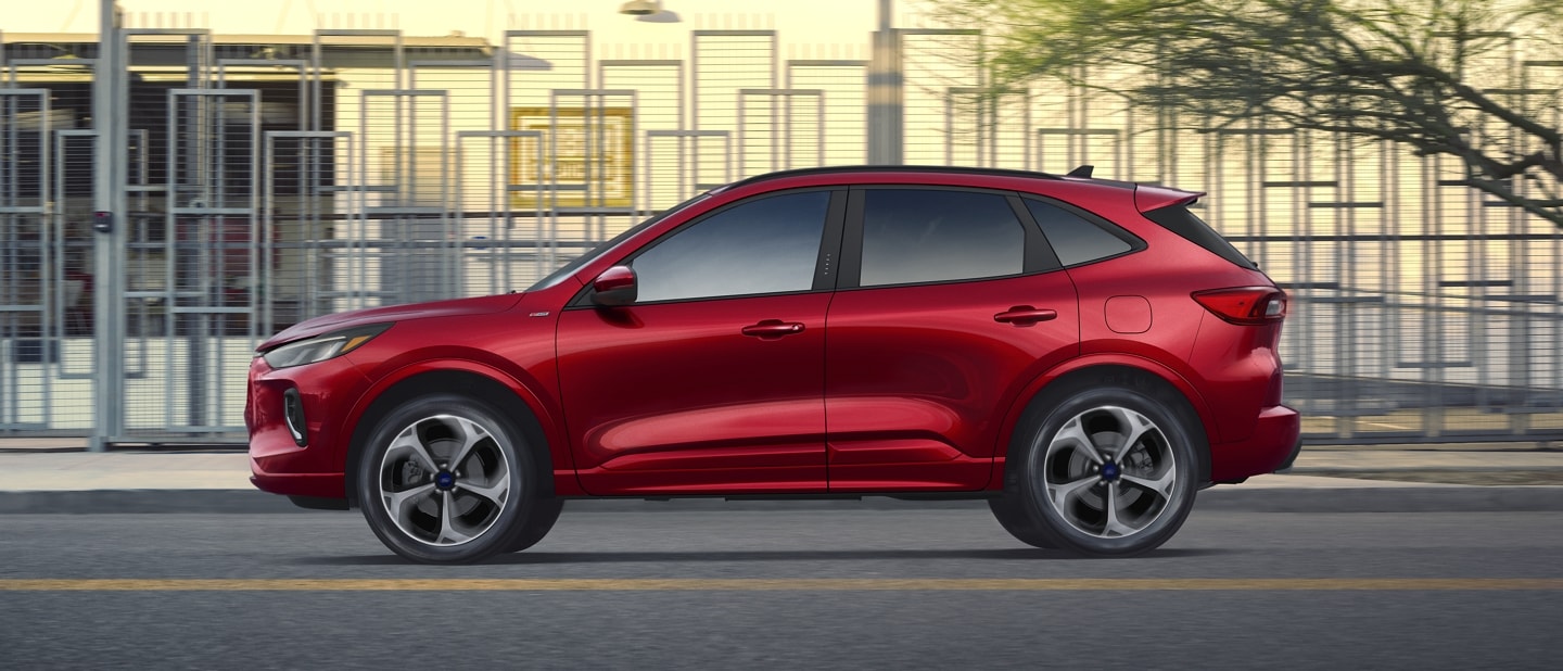 Ford Escape® 2023 couleur rouge rapide métallisé circulant sur une rue