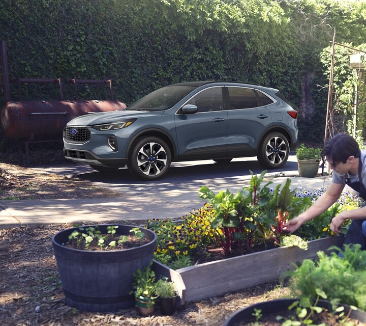 Ford Escape® Platinum 2023 présenté en bleu vapeur