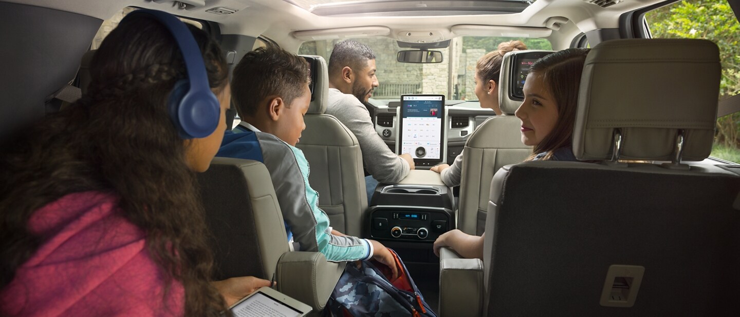 Une famille de cinq personnes assises dans un Ford Expedition 2024