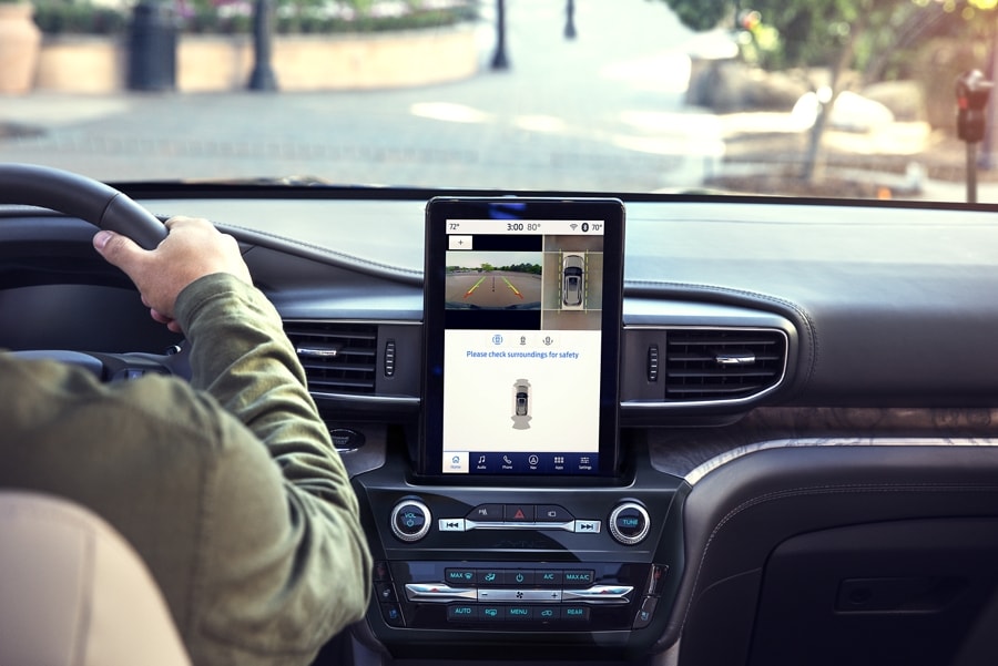 Intérieur du VUS Ford Explorer® 2023 montrant un écran tactile et une personne conduisant