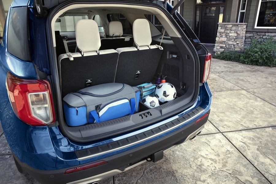VUS Ford Explorer® 2023 avec une glacière et un équipement de soccer dans la zone de chargement