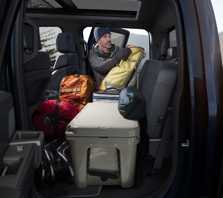 Intérieur du Ford F-150® Limited 2024 présentant le plancher de chargement plat arrière avec équipement de camping