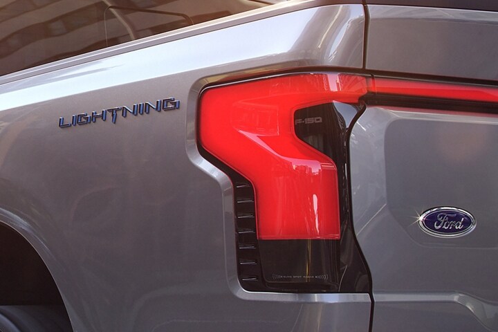 Gros plan sur le feu arrière d’un Ford F-150® Lightning® 2023