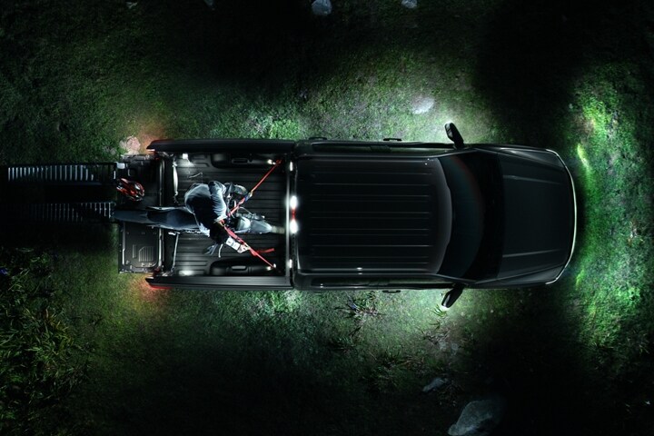 Une vue de dessus d’un Ford F-150® Lightning® 2023 avec éclairage à DEL de la caisse