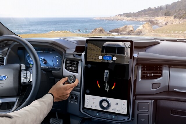 Le Ford F-150® Lightning® 2023 montrant le conducteur utilisant le bouton de fonction Pro Trailer Backup Assist