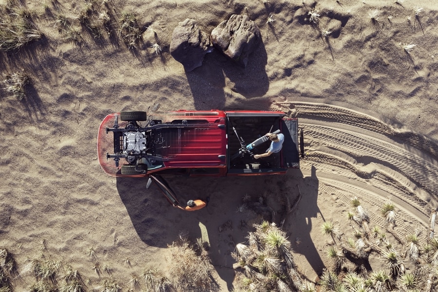 Photo aérienne extrême de deux cyclistes dans le désert sortant de leur Ford F-150® Lightning® 2023