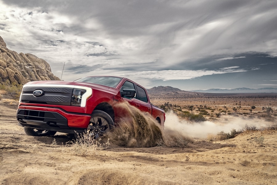 Un Ford F-150® Lightning® hors route 2023 dans le désert donnant un coup de sable