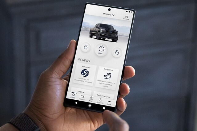 Gros plan d’une personne tenant un téléphone intelligent
