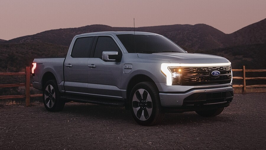Ford F-150® Lightning® 2023 stationné avec les lumières de la barre avant allumées