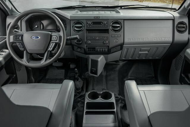 Intérieur avant du Ford F-750® 2025 à cabine simple
