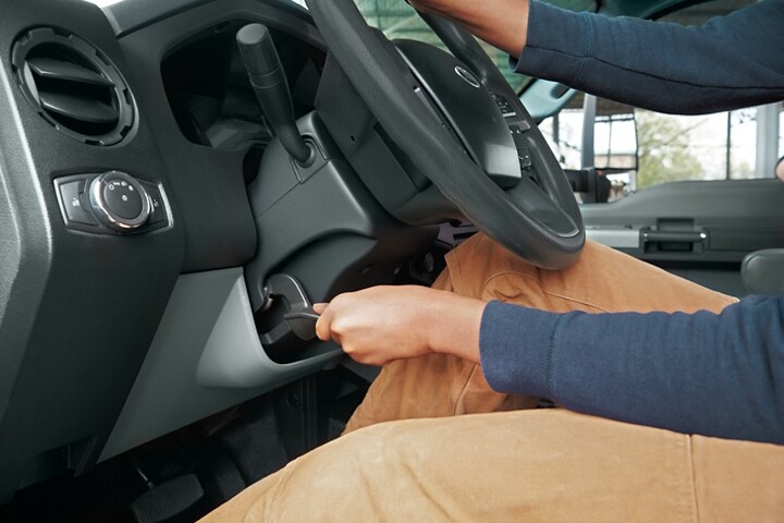 Position inclinée du réglage du conducteur du volant du Ford F-750 2025