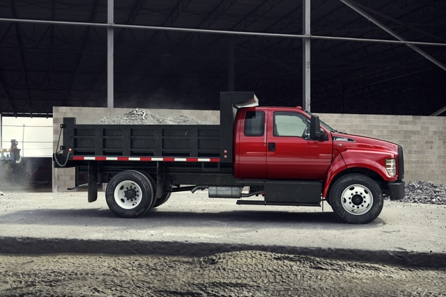 Ford F-650® 2026 à cabine double illustré en rouge course avec aménagement de camion à benne