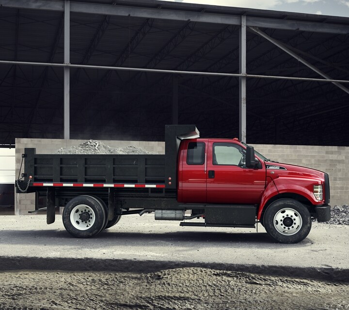 Ford F-650® 2026 à cabine double illustré en rouge course avec aménagement de camion à benne