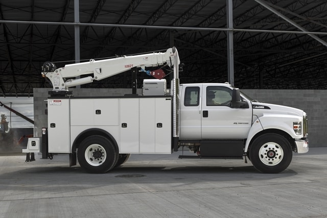 Ford F-750® 2026 à cabine double avec aménagement de camion de mécanicien en blanc Oxford sur un chantier