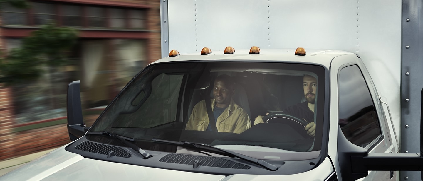 Un conducteur et un passager observés au-travers du pare-brise d’un Ford F-750® 2026