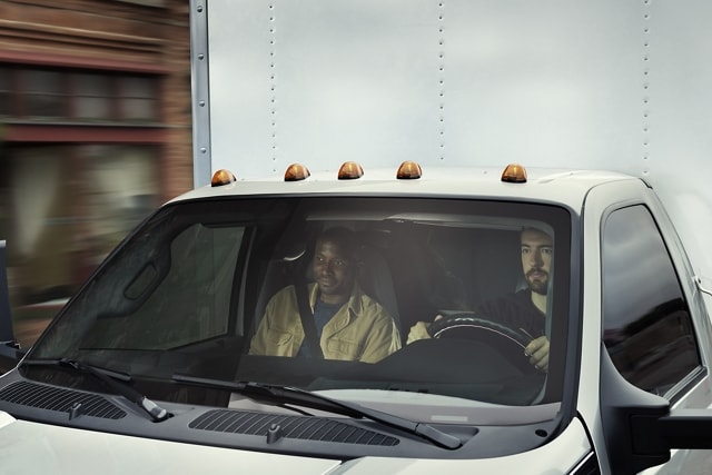 Un conducteur et un passager observés au-travers du pare-brise d’un Ford F-750® 2026