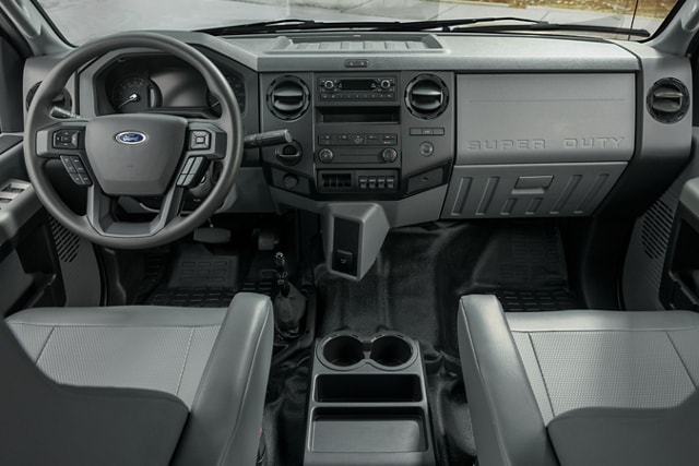 Intérieur avant du Ford F-750® 2026 à cabine simple
