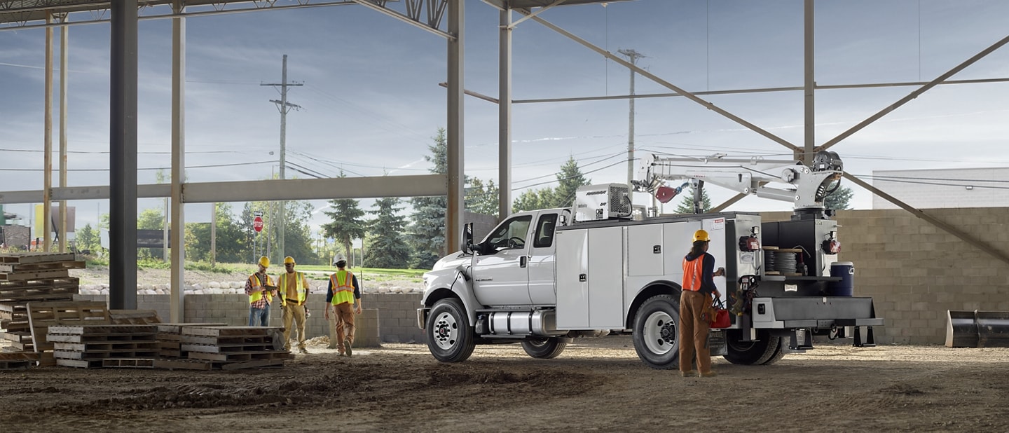 Ford F-750® 2026 à cabine double en blanc Oxford avec aménagement de camion de mécanicien sur un chantier