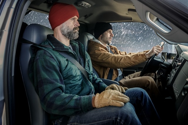 Conducteur et passager portant des vêtements d’hiver à l’intérieur de l’habitacle du Ford F-750® 2026 à cabine simple