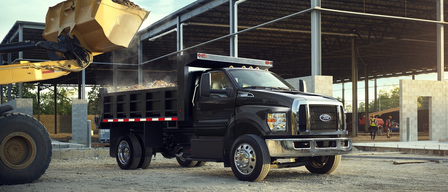 Ford F-750® 2026 à cabine simple en noir agate avec aménagement de camion à benne sur un chantier
