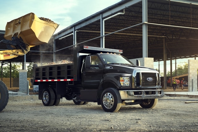 Ford F-750® 2026 à cabine simple en noir agate avec aménagement de camion à benne sur un chantier