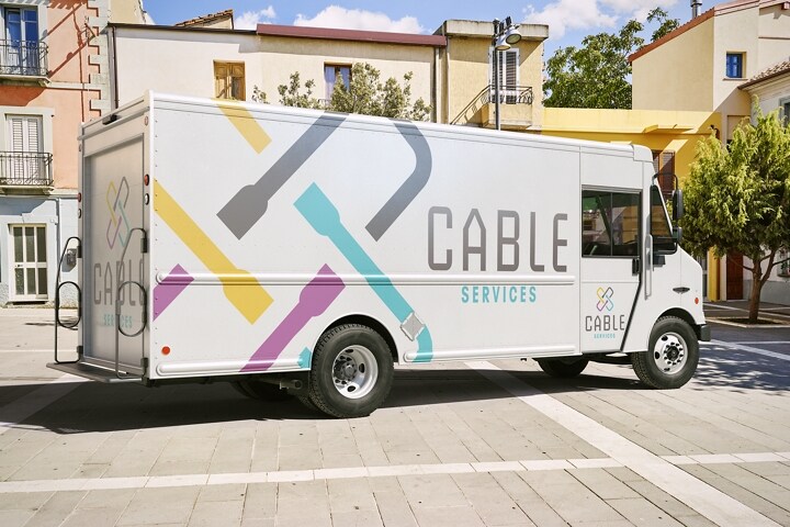 Châssis nu Ford F-59 2024 avec carrosserie de fourgon de livraison à accès en position debout et conception pour service de câble