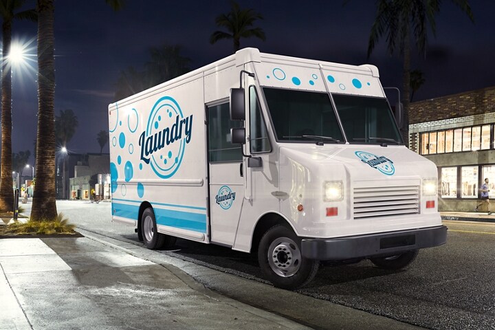 Châssis nu Ford F-59 2024 avec carrosserie de fourgon de livraison à accès en position debout et conception pour service de blanchisserie