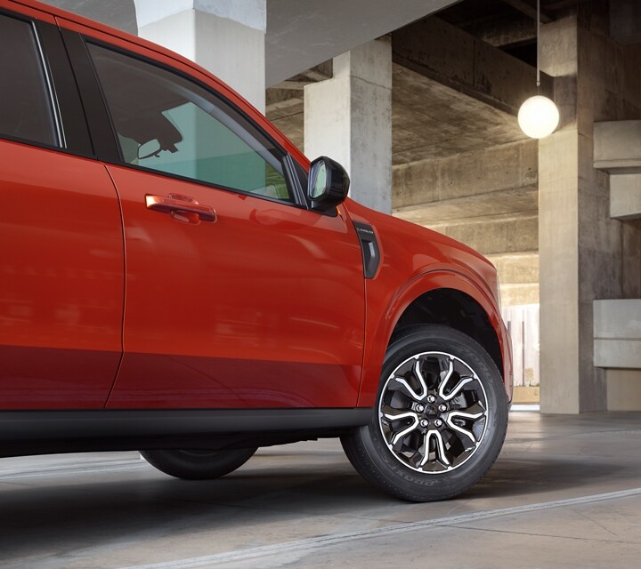 Un camion Ford Maverick® 2024 stationné dans un garage avec une vue sur la roue