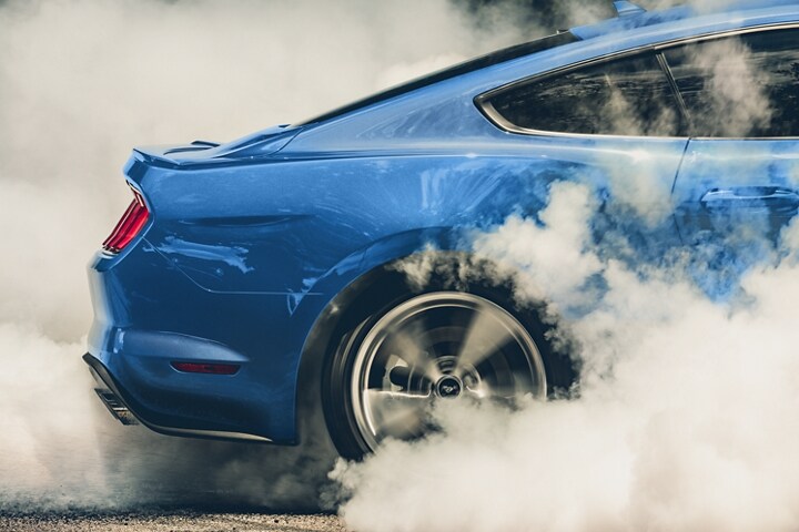 Gros plan d’une Ford Mustang® coupé 2023 faisant crisser ses pneus
