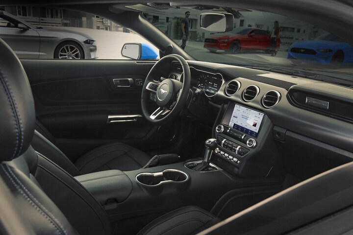 Vue intérieure d’une Ford Mustang® coupé 2023 par la fenêtre côté passager