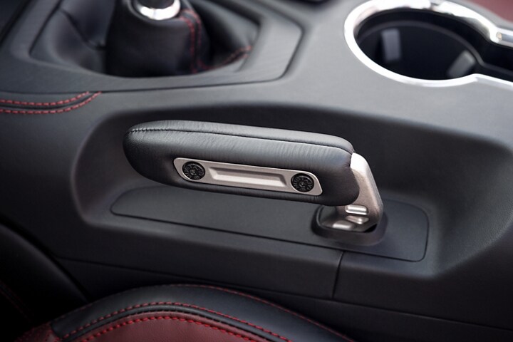 Frein de stationnement électronique, levier de vitesses et intérieur de la Ford Mustang® 2024 avec matériau de siège et coutures rouge carmin en option