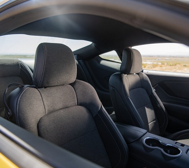 Sièges avant de la Ford Mustang® 2024 montrés par la fenêtre côté passager