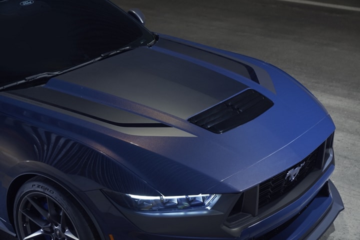 Capot du modèle Ford Mustang® Dark Horse™ 2024 en bleu ambre métallisé en option