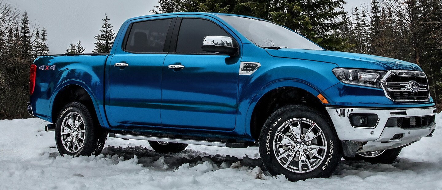 Ford Ranger® SuperCrew® 2023 présenté en bleu vitesse avec ensemble décor chromé