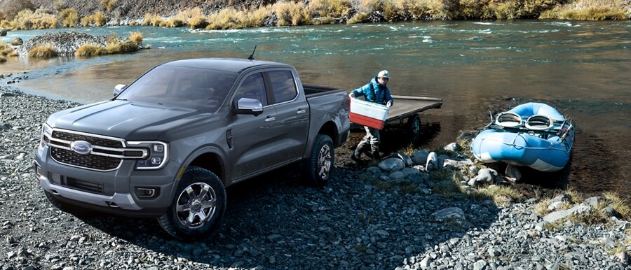 Un Ford Ranger® LARIAT 2024 est stationné près d’un lac