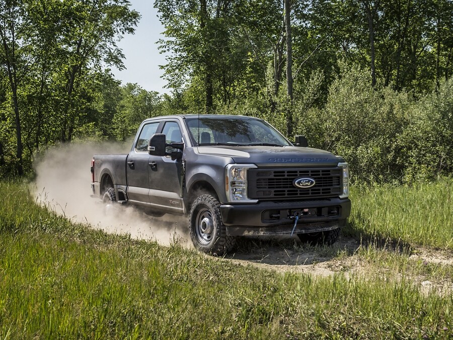 Modèle Ford Super Duty® XL 2025 avec ensemble hors route circulant sur un sentier à deux pistes.